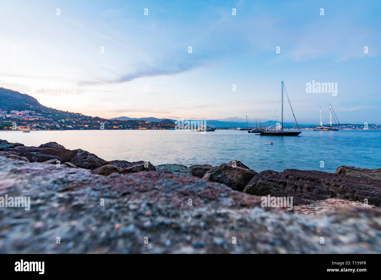 Frankreich, Provence-Alpes-Cote d'Azur, Theoule-sur-Mer, Segelyachten verankert Stockfoto