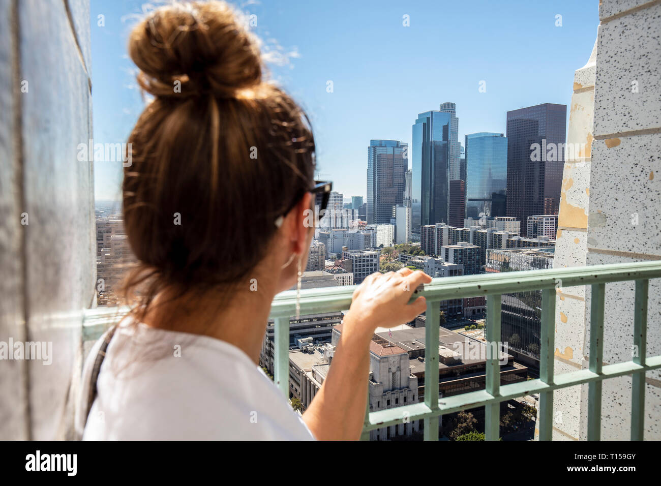 USA, Kalifornien, Los Angeles, Frau an die Stadt aus der Beobachtung Punkt Stockfoto