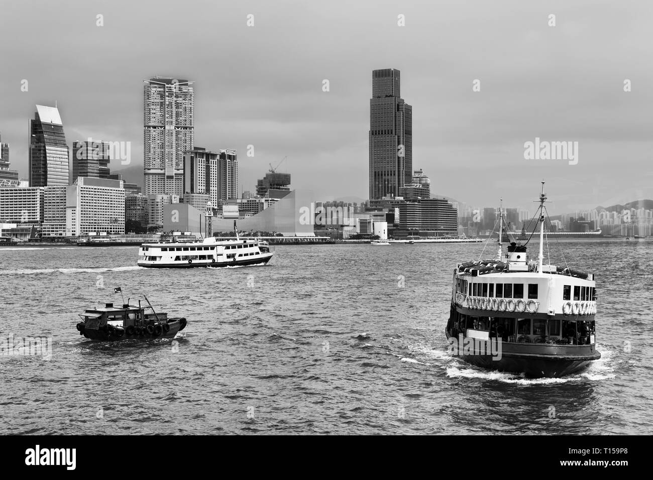 Passagierfähre Anschluss der Insel Hong Kong und Kowloon und Thim Sha Tsui Festland Ufer, über Victoria Harbour in Hong Kong City. Stockfoto