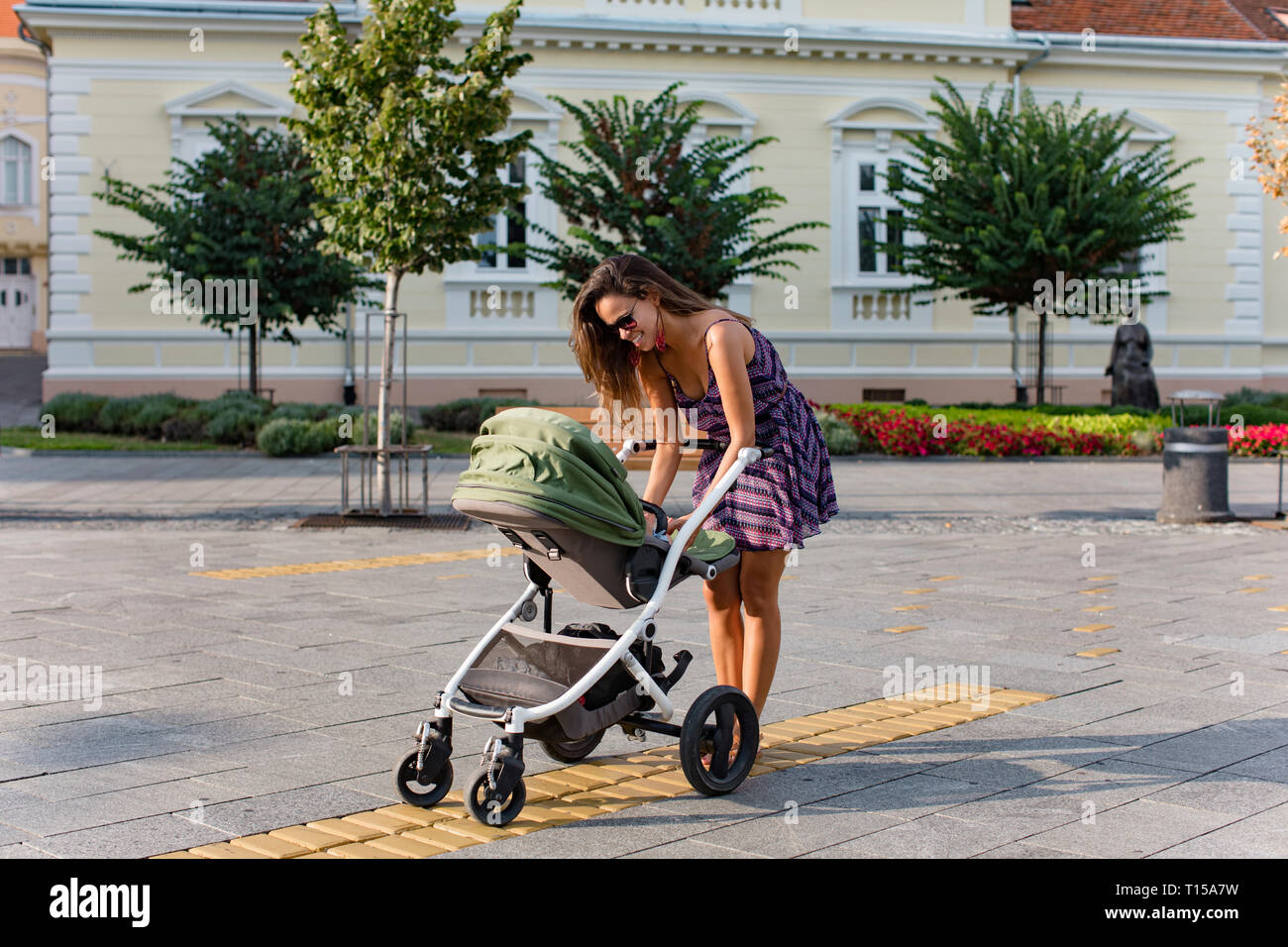 Mutter mit Baby in einem Kinderwagen in der Stadt Stockfoto