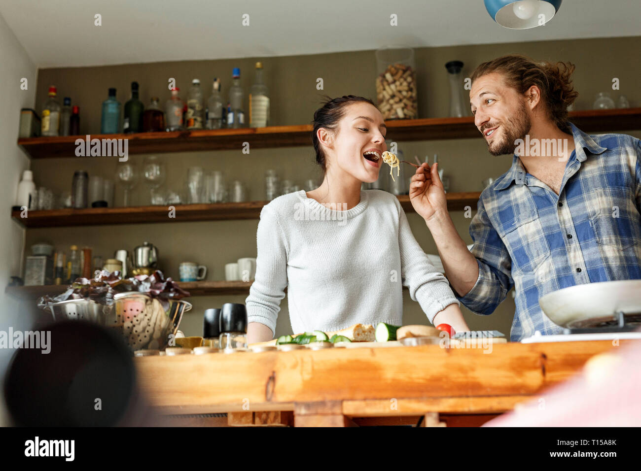 Junges Paar essen zusammen vorbereiten, Weinprobe, Spaghetti Stockfoto