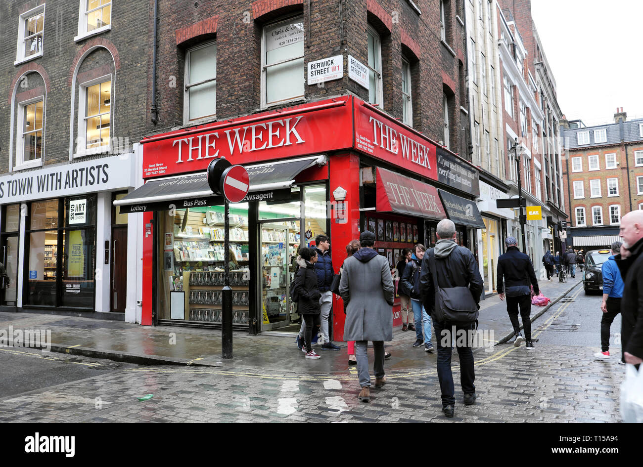 Der Wochenenkaufladen an der Ecke Berwick Street An einem regnerischen Tag im Februar Soho London UK KATHY DEWITT Stockfoto