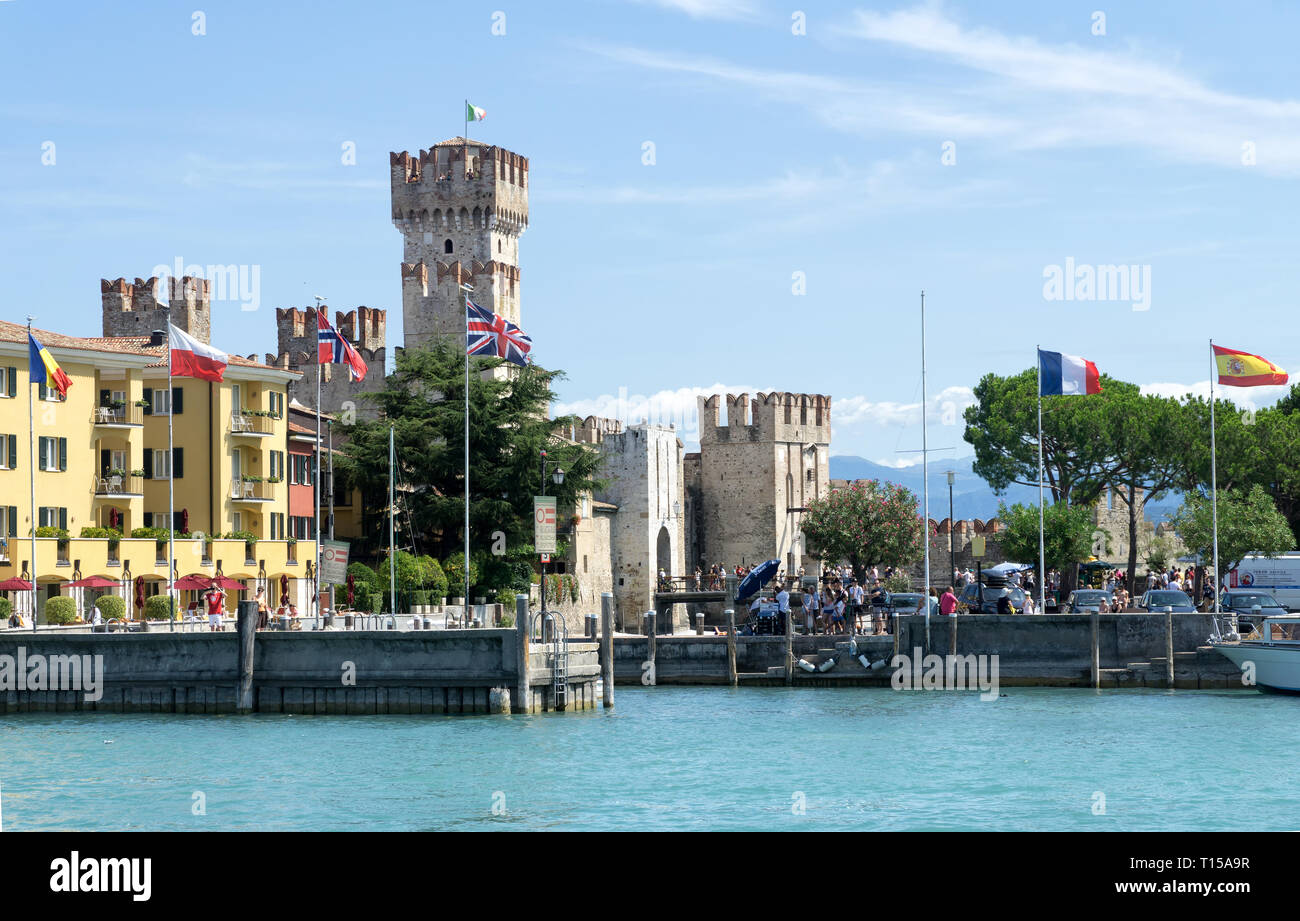 Sirmione, Italien - 07 August 2017: Blick auf den Hafen von Sirmione und Schloss Scaligero vom Gardasee. Sirmione ist mittelalterliche Stadt Sirmium Halbinsel. Stockfoto