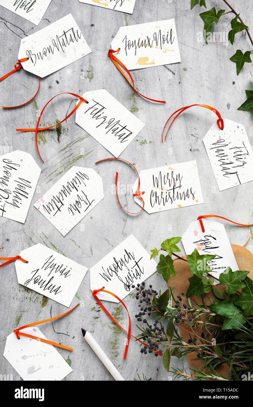 Ein multikulturelles Weihnachten: bereit zur Verwendung Geschenkanhänger mit Frohe Weihnachten in mehreren Sprachen Stockfoto