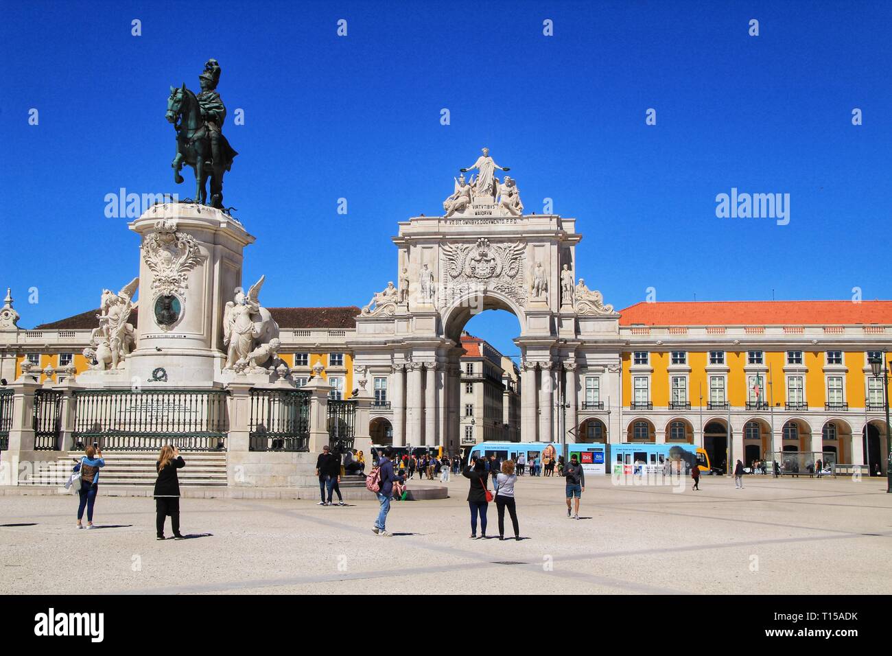 Lissabon, Portugal - März 20, 2019: Touristen Wandern und Entspannen am wunderschönen Commerce Square am Ufer des Tejo in einem sonnigen Tag. Arco da R Stockfoto