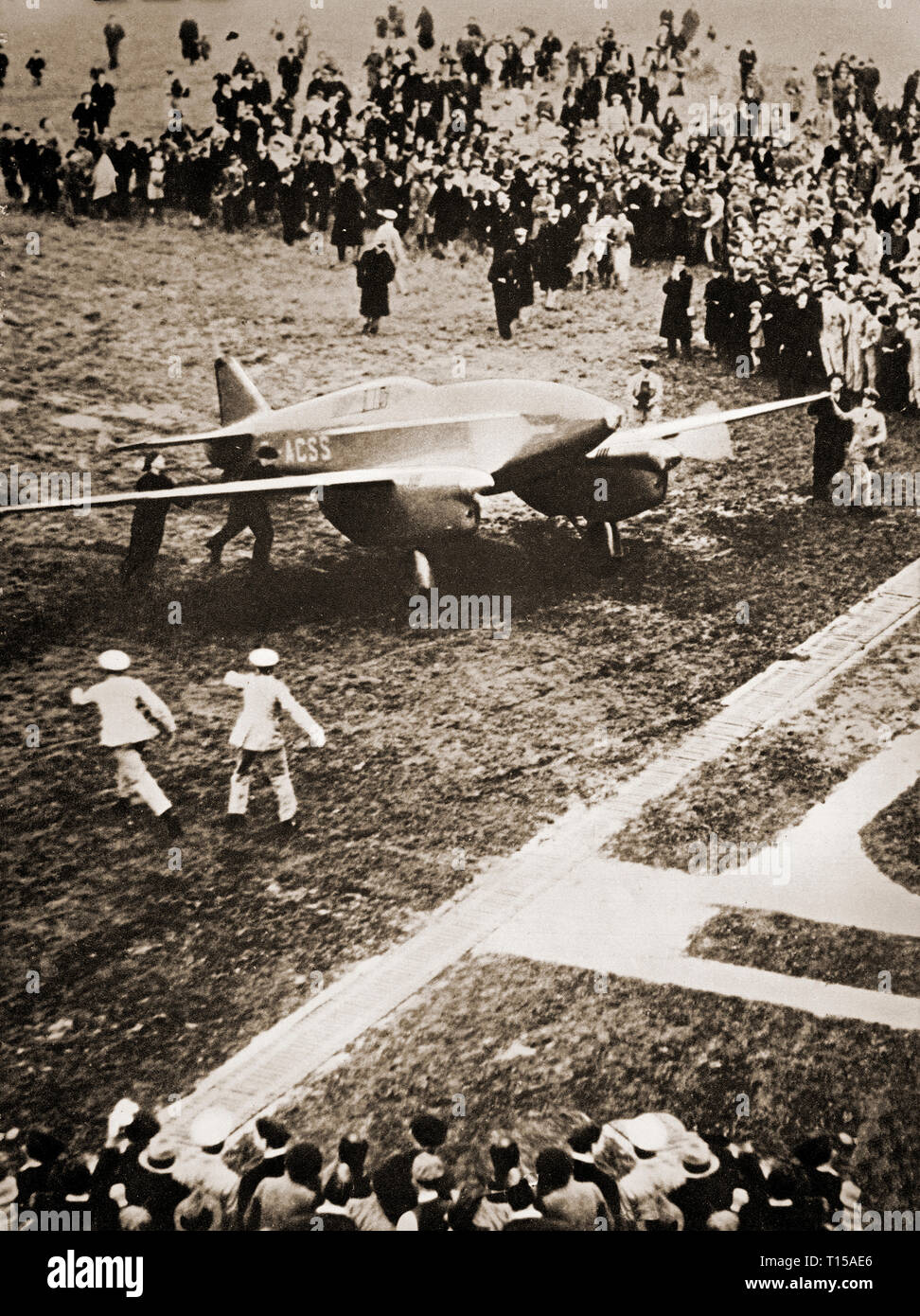 Die DH.88 Grosvenor House, mit Flug Lt. C. W. A. Scott und Kapitän Tom Campbell Schwarz geflogen, im MacRobertson Trophy Air Race (auch von London nach Melbourne Air Race bezeichnet), die im Oktober 1934 stattfand, als Teil des Melbourne Hundertjahrfeier. Sie gewann in einer Zeit von weniger als 3 Tagen, obwohl fliegen die letzte Etappe mit einem Motor zurück, weil der eine Öl-Druck-Anzeige eine fehlerhaft niedrig gedrosselt. Stockfoto