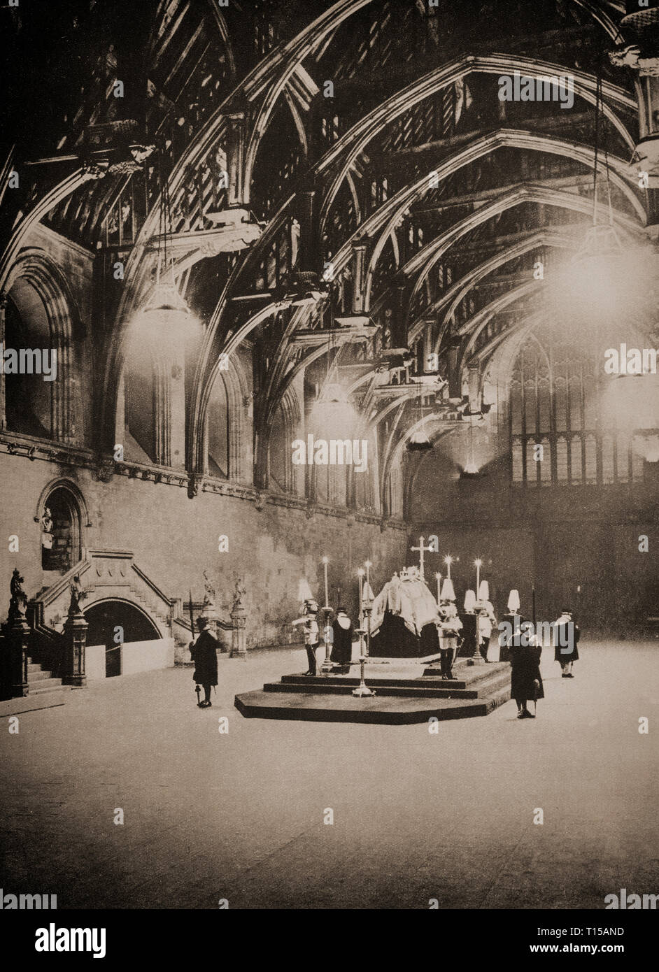 King George V, der Montag, 20. Januar 1936 in Sandringham starb, liegt in Westminster Hall auf dem Katafalk bewacht, rund um die Uhr, von Abteilungen, jede der vier Soldaten, die an jeder Ecke mit Kopf neigte und Waffen invertiert; ihre Rückseiten sind auf den Sarg. Stockfoto