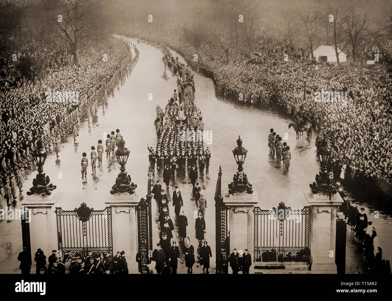 Am 28. Januar 1936, die Überreste von König George V, seinem Sarg getragen in einer Pistole Beförderung Ansatz die Tore von Marble Arch in London. Gefolgt von Königen und Mitglieder der vielen europäischen königlichen Familien, der König ist zu Paddington Bahnhof zum Schloss Windsor getroffen werden. Stockfoto Am 28. Januar 1936, die Überreste von König George V, seinem Sarg getragen in einer Pistole Beförderung Ansatz die Tore von Marble Arch in London. Gefolgt von Königen und Mitglieder der vielen europäischen königlichen Familien, der König ist zu Paddington Bahnhof zum Schloss Windsor getroffen werden. Stockfoto
