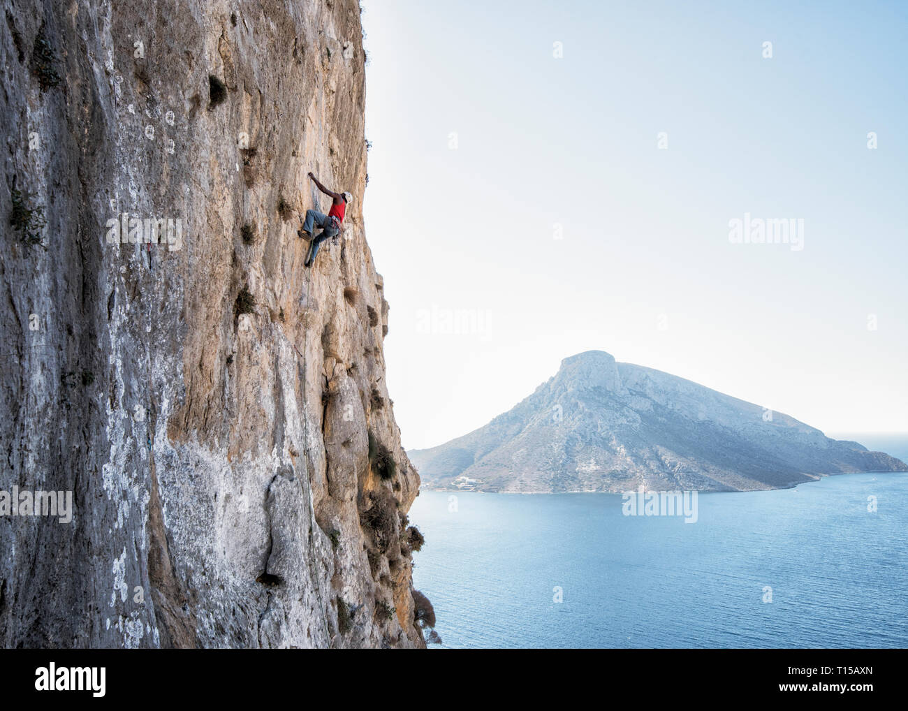 Griechenland, Kalymnos, Kletterer in der Felswand über dem Meer Stockfoto