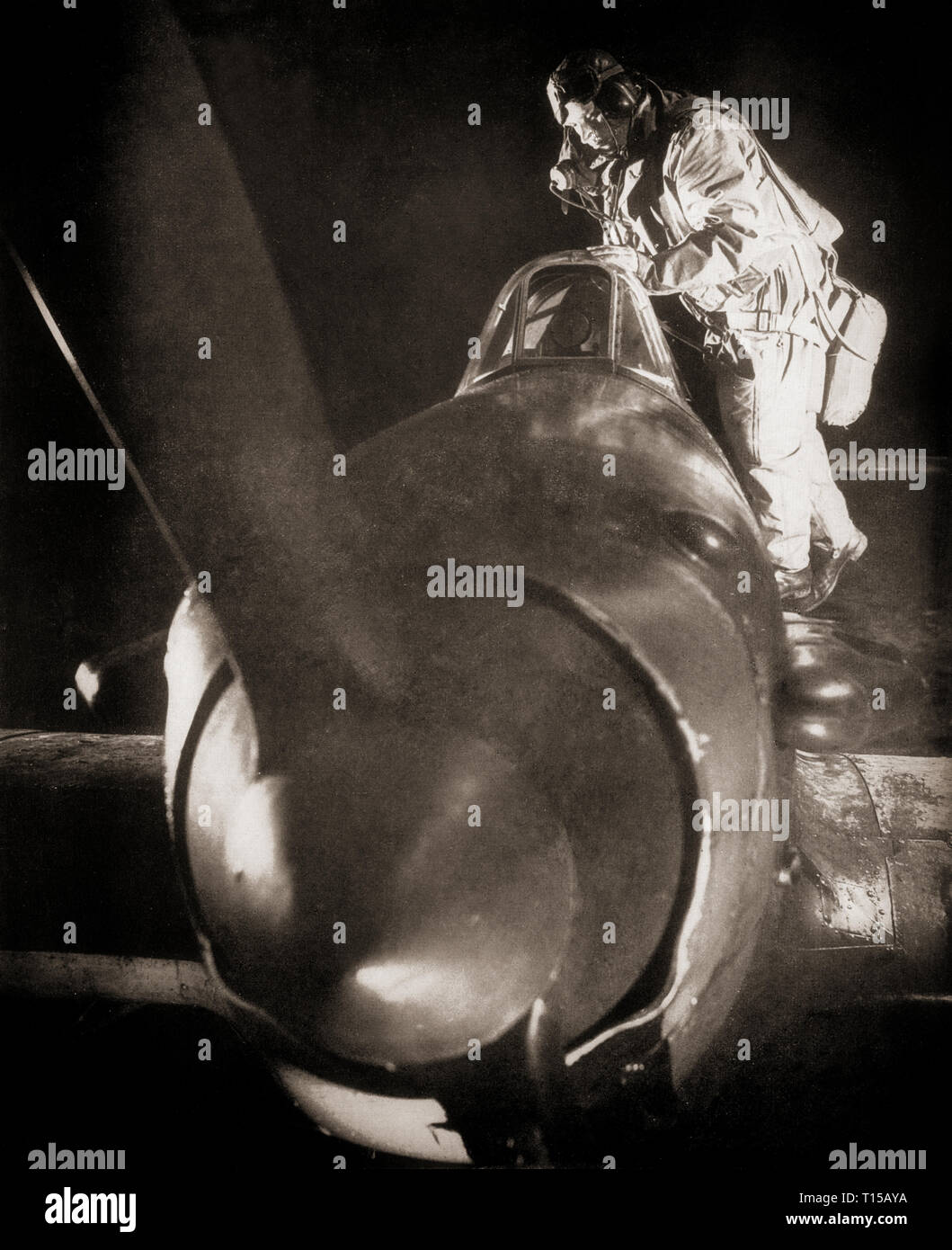 Pilot klettern in eine Hawker Hurricane ausgestattet, als Nacht Kämpfer. Nach der Schlacht von Großbritannien der Hurrikan weiter Service als wichtigste einsitzige Nacht Kämpfer Fighter Befehl während der Blitz von 1941 zu geben. Stockfoto