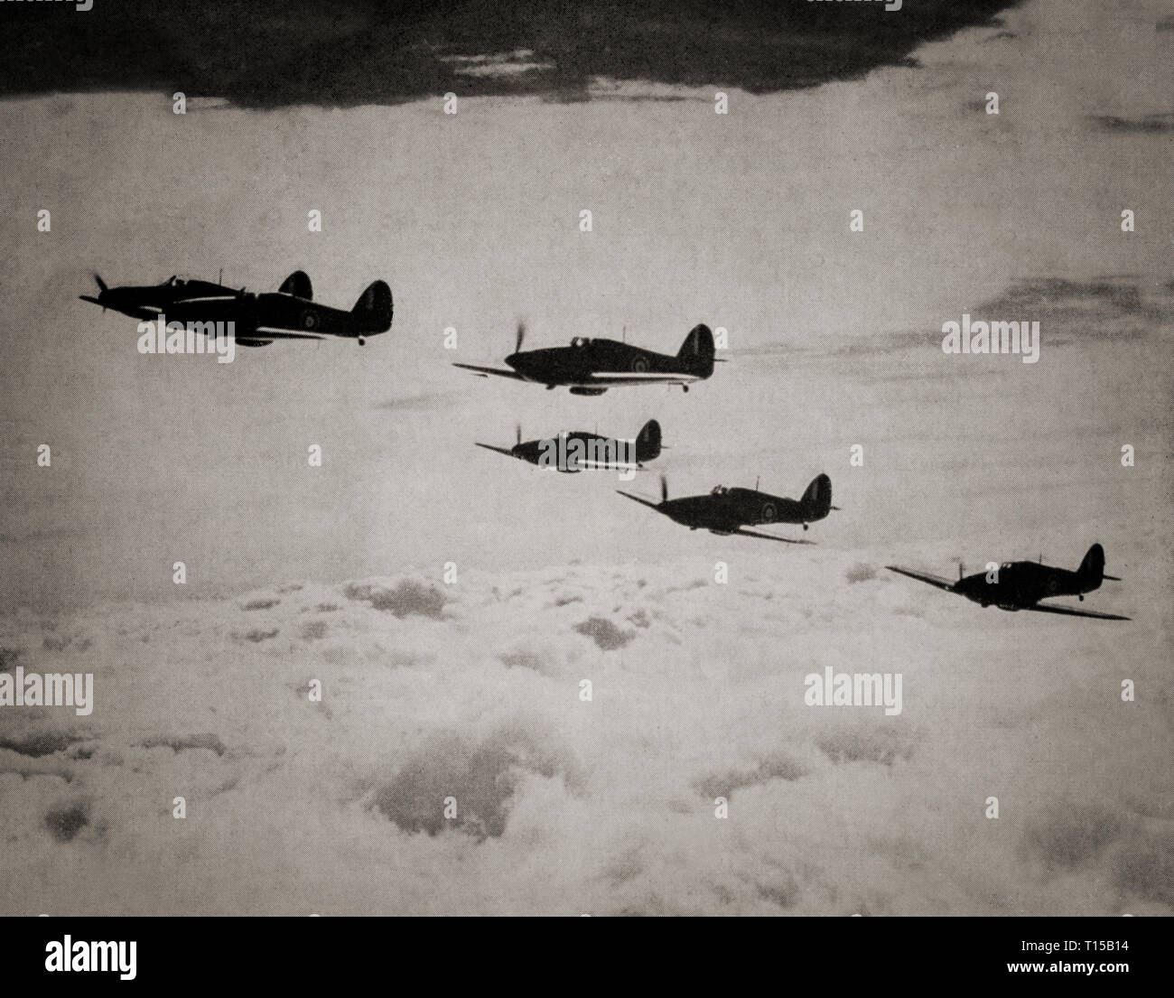 Während der Schlacht von Großbritannien, offiziell dauerte vom 10. Juli bis zum 31. Oktober 1940, ein Flug von Hawker Hurricanes über den Wolken Geschwindigkeit auf eindringende Flugzeuge Luftwaffe. Der Hurrikan war das "Arbeitspferd", die die höchste Anzahl der RAF Siege während dieser Zeit zählte mit einem Anteil von 55 Prozent der 2.739 deutschen Verluste, entsprechend Fighter Command, verglichen mit 42 Prozent, die von Spitfires. Stockfoto