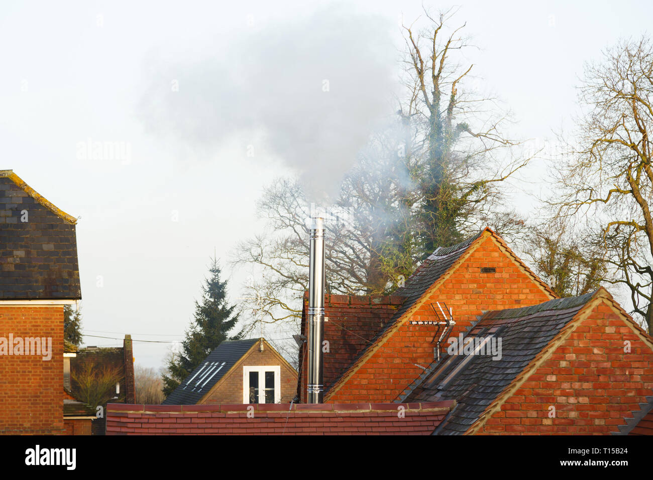 Buckingham, Großbritannien - 11 December 2018. Eine heimische Biomasse Rauchrohr Rauch und Verschmutzung in die Umwelt. Stockfoto