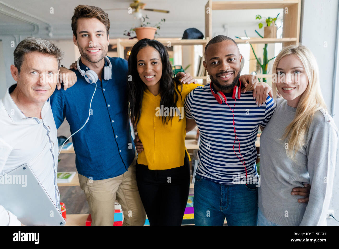 Portrait von zuversichtlich Business Team steht in loft Büro Stockfoto