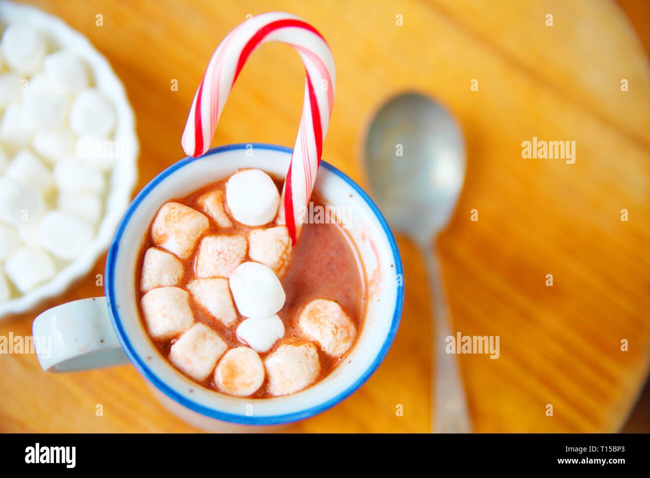 Overhead von Kakao mit Marshmallows und Candy Cane Stockfoto