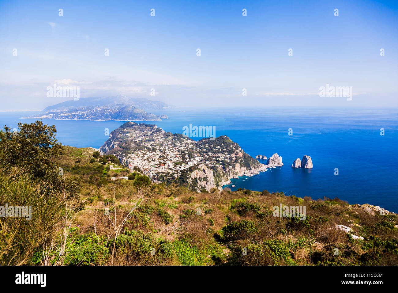 Italien, Kampanien, Capri und Anacapri, Faraglioni, Ansicht von Monte Solaro Stockfoto