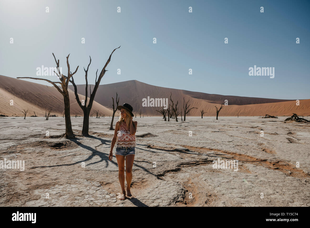 Namibia, die Wüste Namib, Namib-Naukluft-Nationalpark, Sossusvlei, Frau wandern in Deadvlei Stockfoto