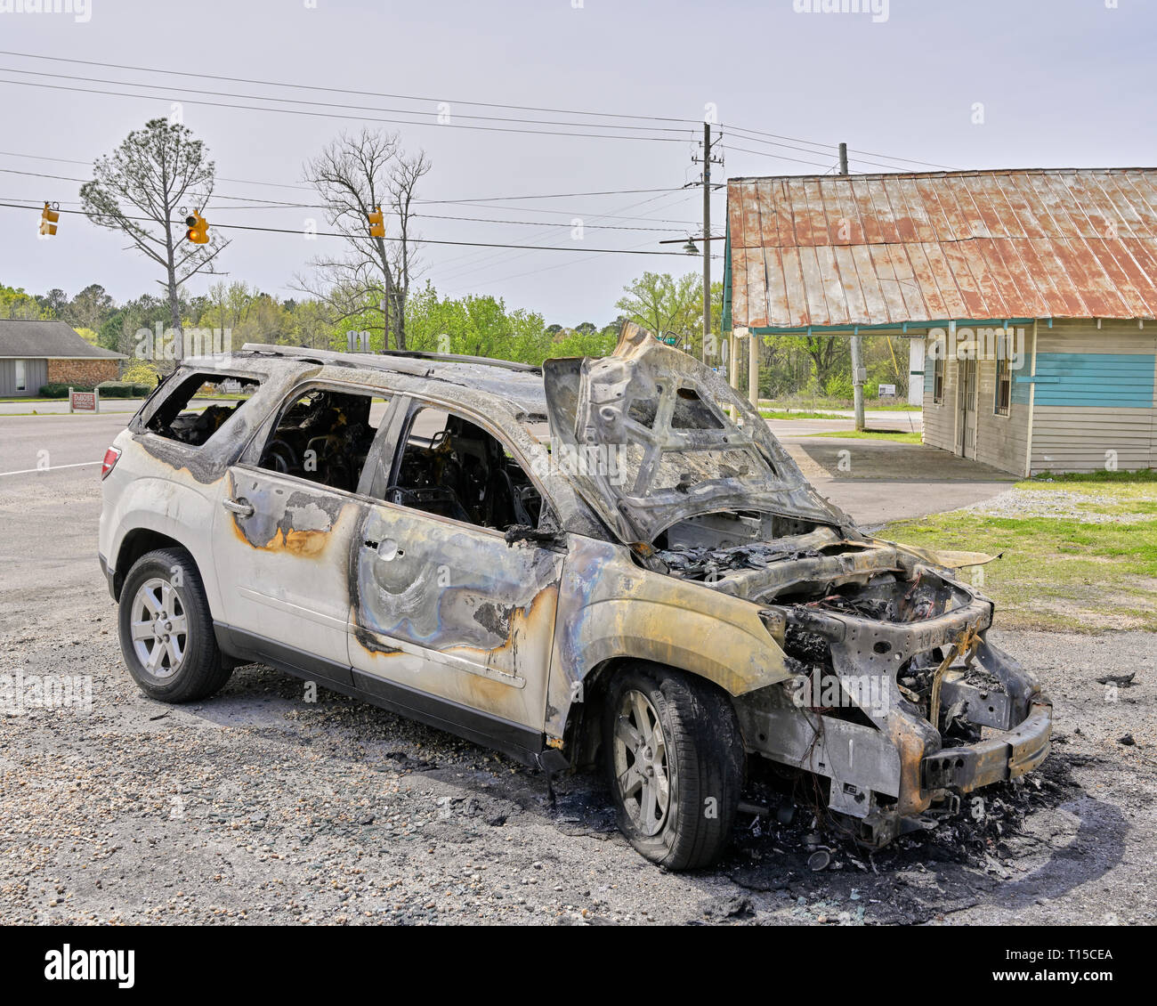 Ausgebrannt Auto oder suv auf der Seite der Straße in ländlichen Alabama, USA. Stockfoto