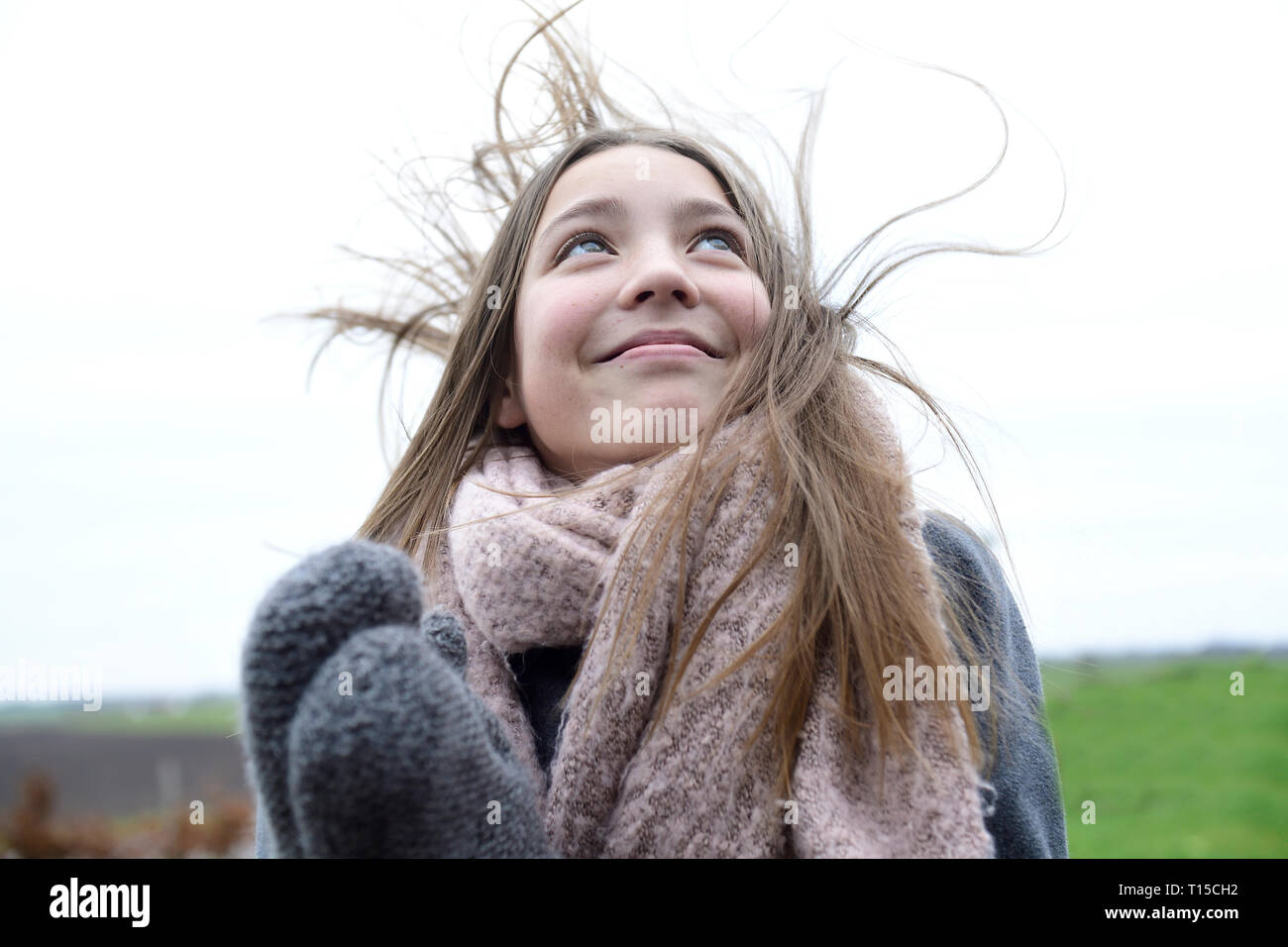 Portrait von lächelnden Mädchen mit Blasen Haar im Winter bis suchen Stockfoto