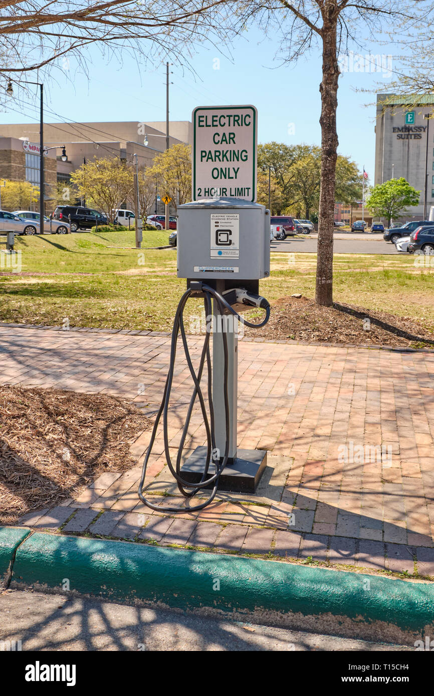 Ladestation für Elektrofahrzeuge auf der Straße oder Bordsteinkante in Montgomery, Alabama, USA. Stockfoto
