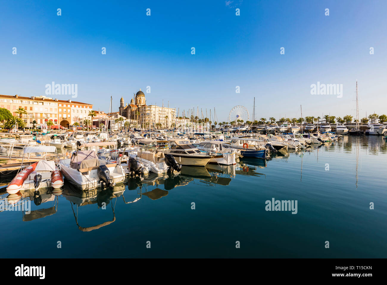 Frankreich, Provence-Alpes-Cote d'Azur Saint-Raphael, Hafen Stockfoto