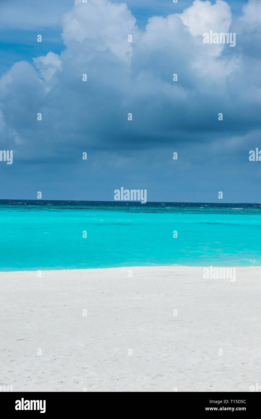 Malediven, Ari Atoll, Dhidhoofinolhu, Sun Island, Blick zum Horizont Stockfoto