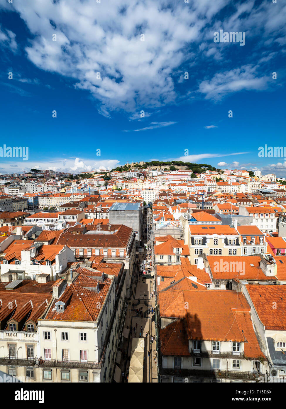 Portugal, Lissabon, Baixa, Stadtbild mit Castelo Sao Jorge Stockfoto