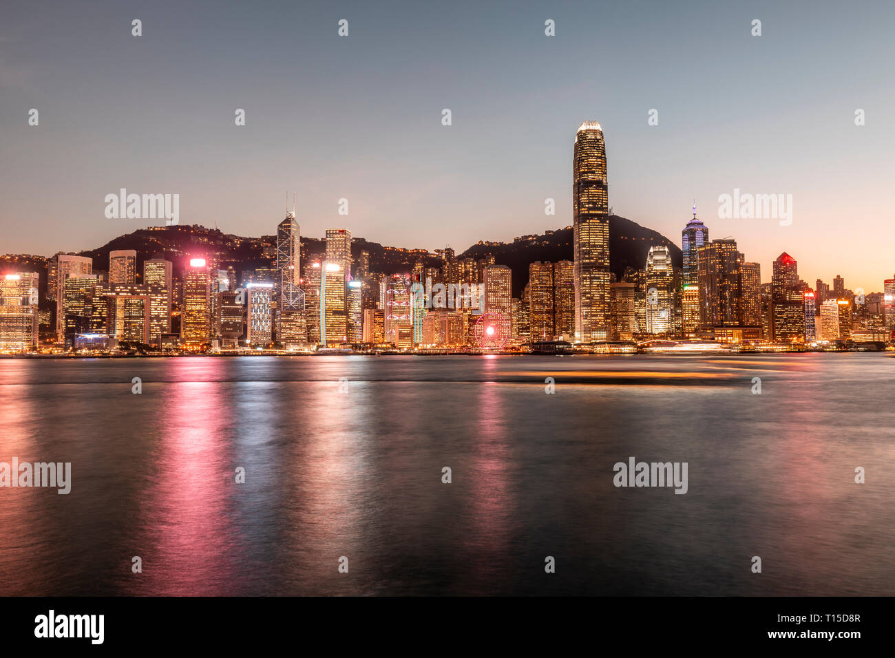 Hong Kong, Tsim Sha Tsui, Stadtbild in der Dämmerung Stockfoto