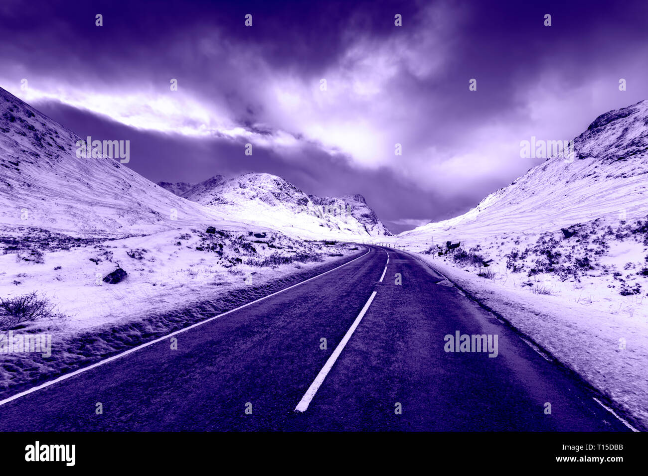 Vereinigtes Königreich, Schottland, Glencoe, leere Straße Stockfoto