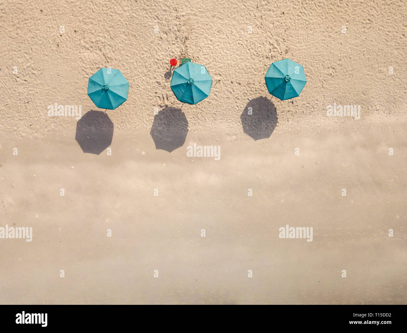 Bali, Kuta Beach, drei Sonnenschirme, Luftaufnahme Stockfoto