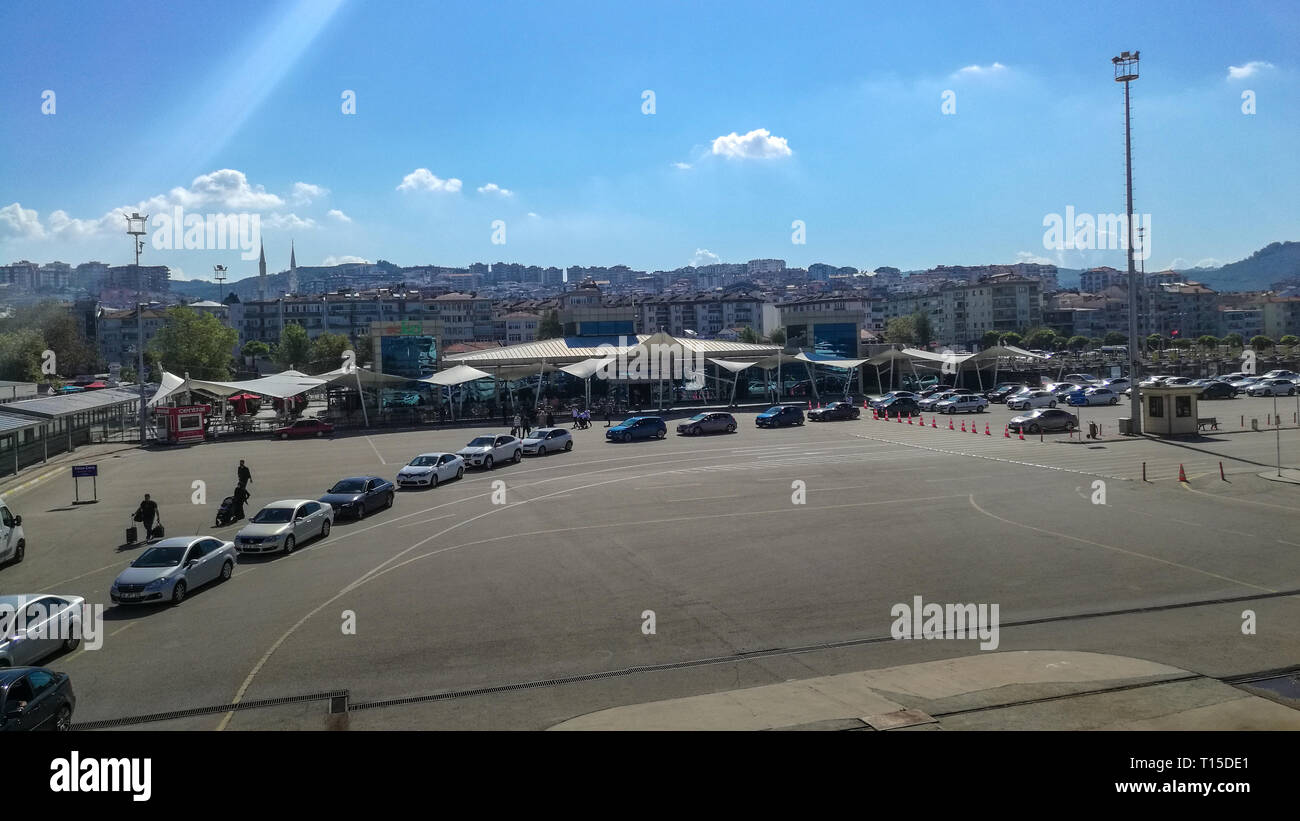 Guzelyali, Mudanya, Bursa/Türkei - 15. September 2018: Bursa - Istanbul Autofähre Autos warten zu fahren Stockfoto