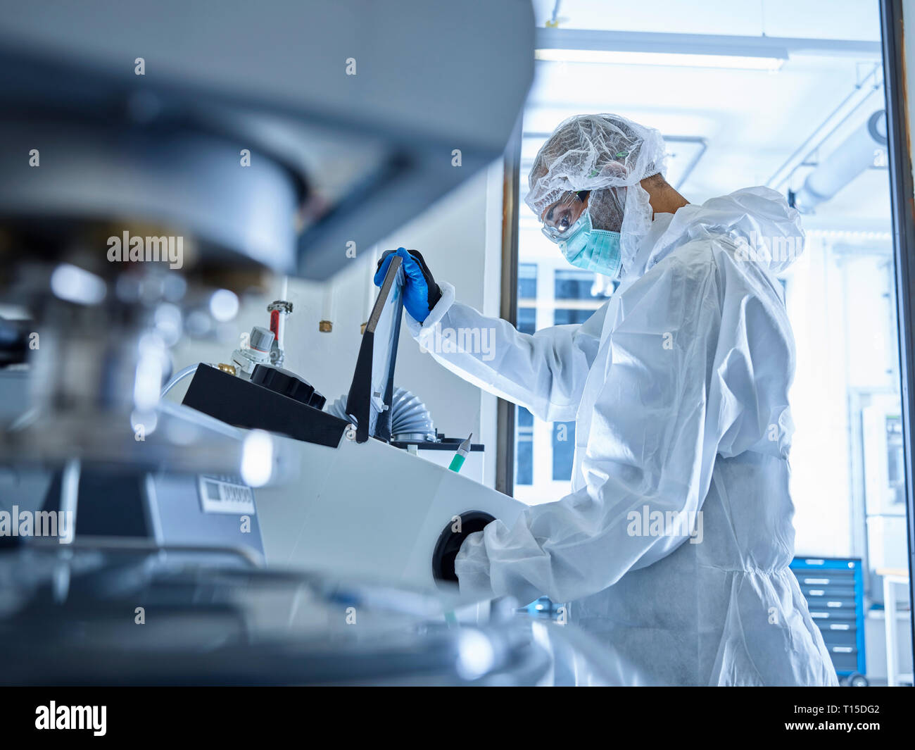 Chemiker arbeitet in der industriellen Labor Stockfoto