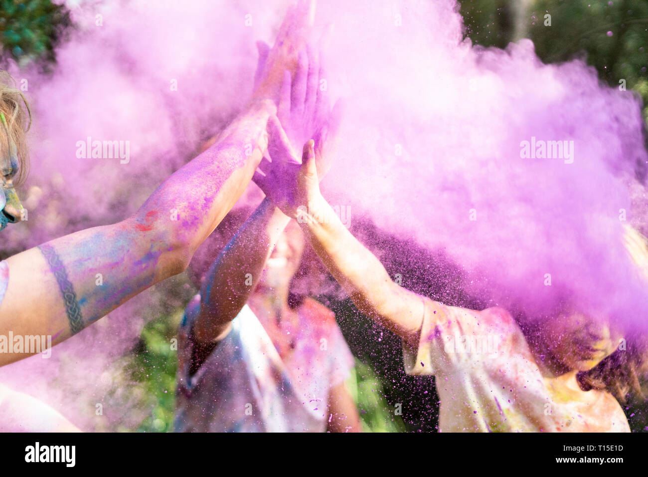 Die Menschen feiern Holi, Festival der Farben Stockfoto