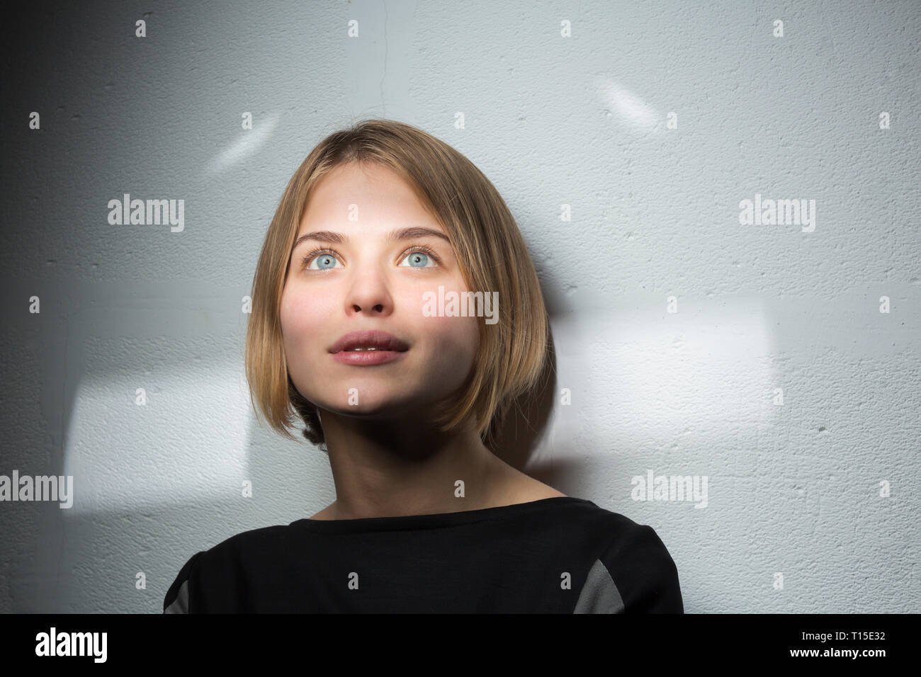Porträt der blonde junge Frau mit Bob Frisur starring auf Distanz Stockfoto
