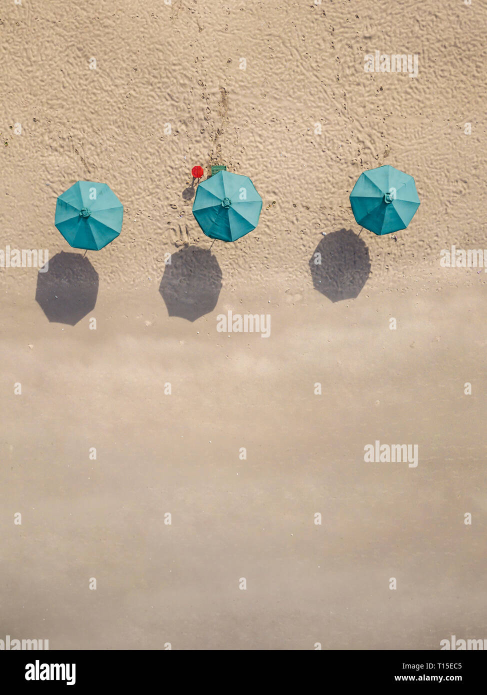 Bali, Kuta Beach, drei Sonnenschirme, Luftaufnahme Stockfoto