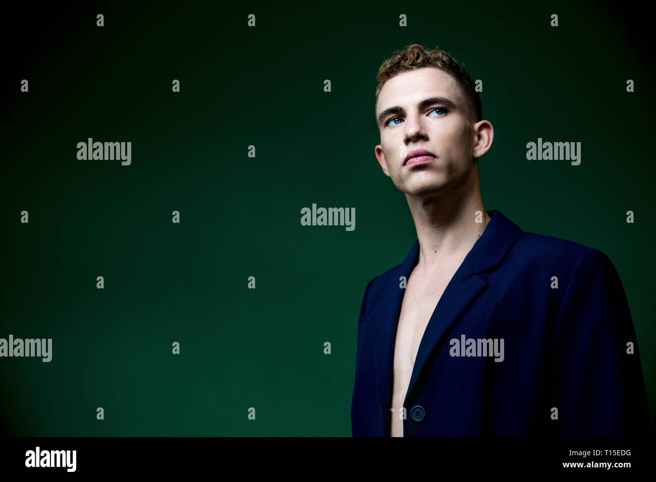 Porträt der selbstbewusste junge Mann trägt blaue Sport Jacke im Studio Stockfoto