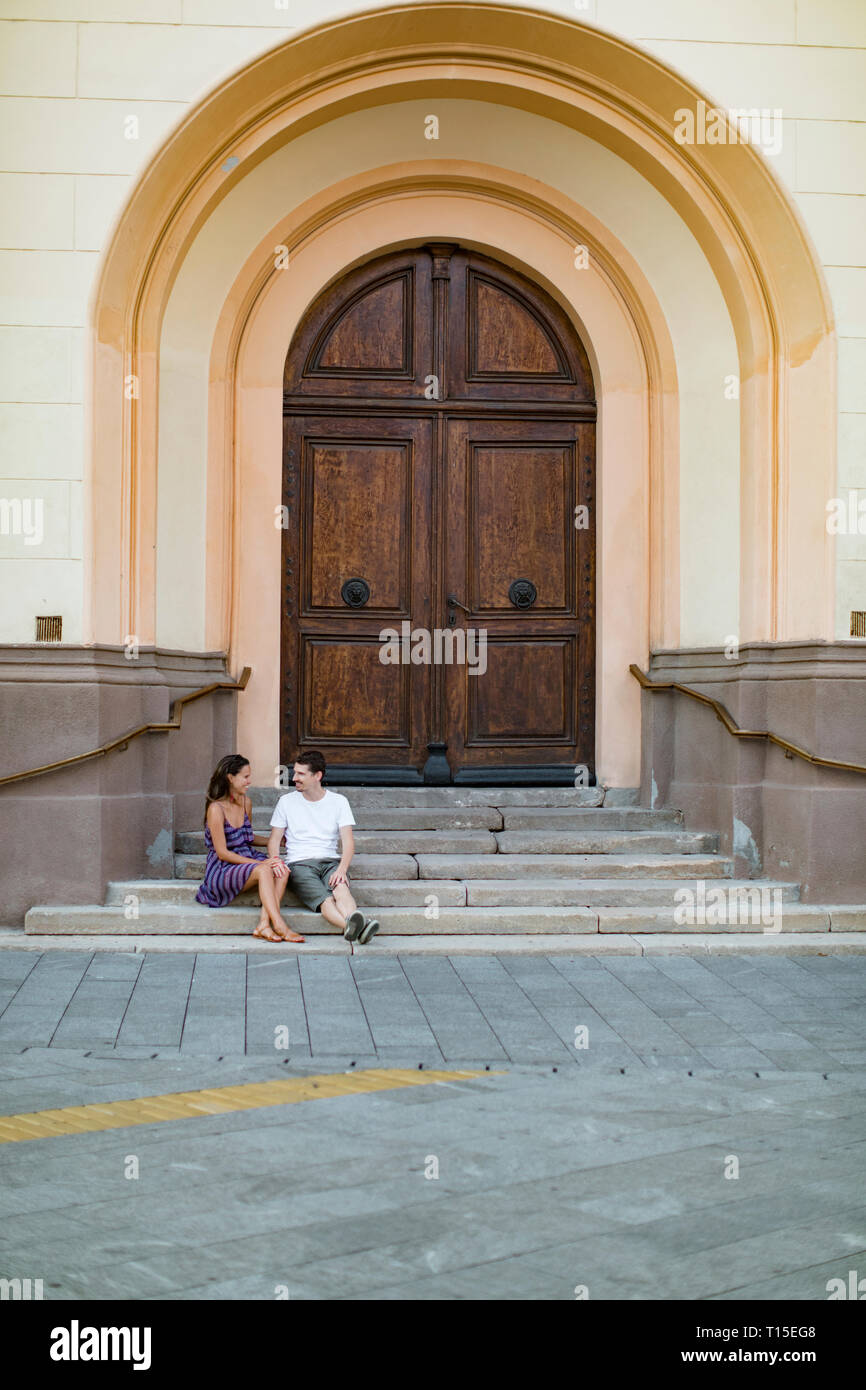 Liebespaar sitzend auf einer Treppe in der Stadt Stockfoto