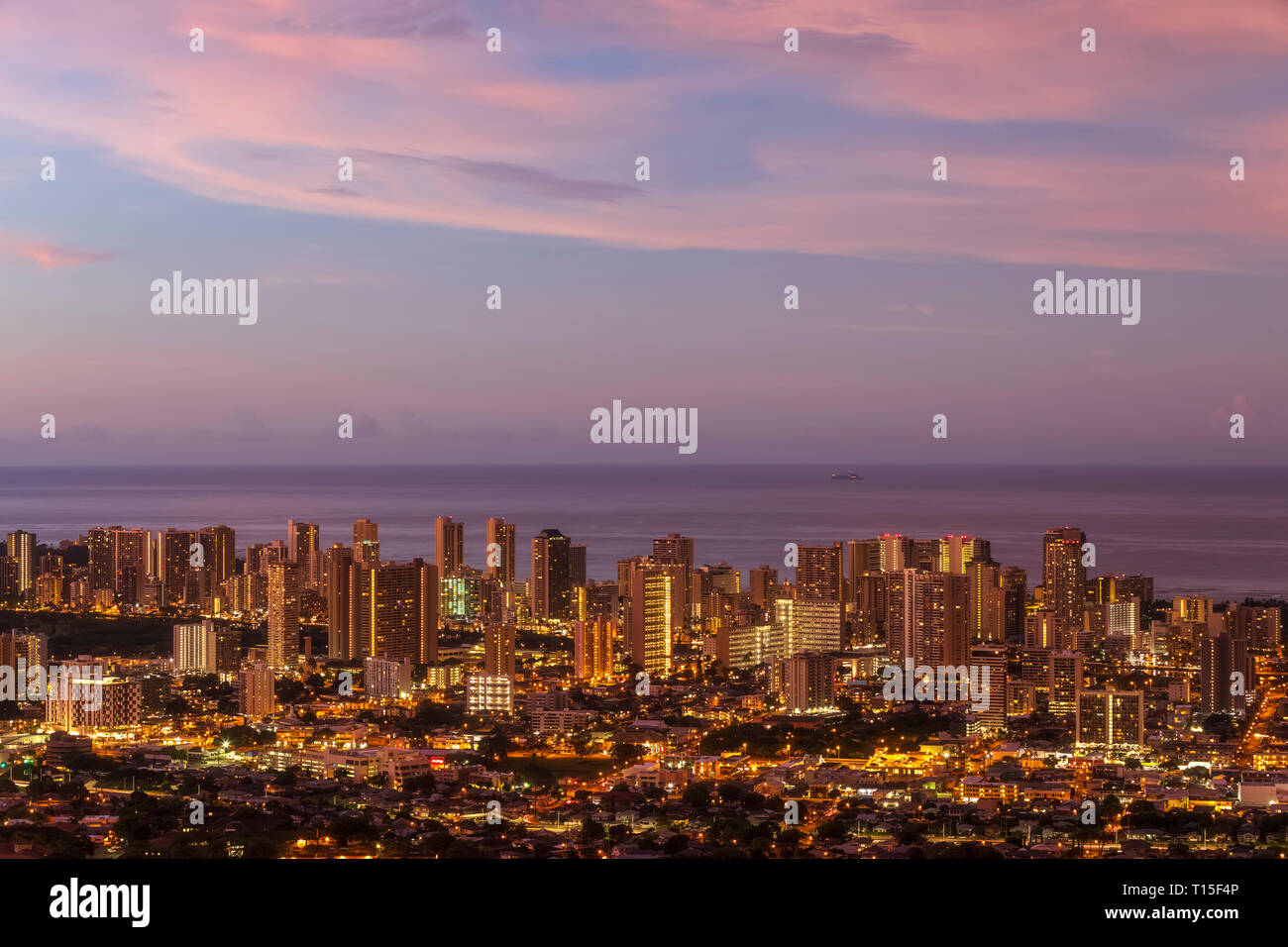 USA, Hawaii, Oahu, Pazifik, Skyline von Honolulu, Red Sky Stockfoto
