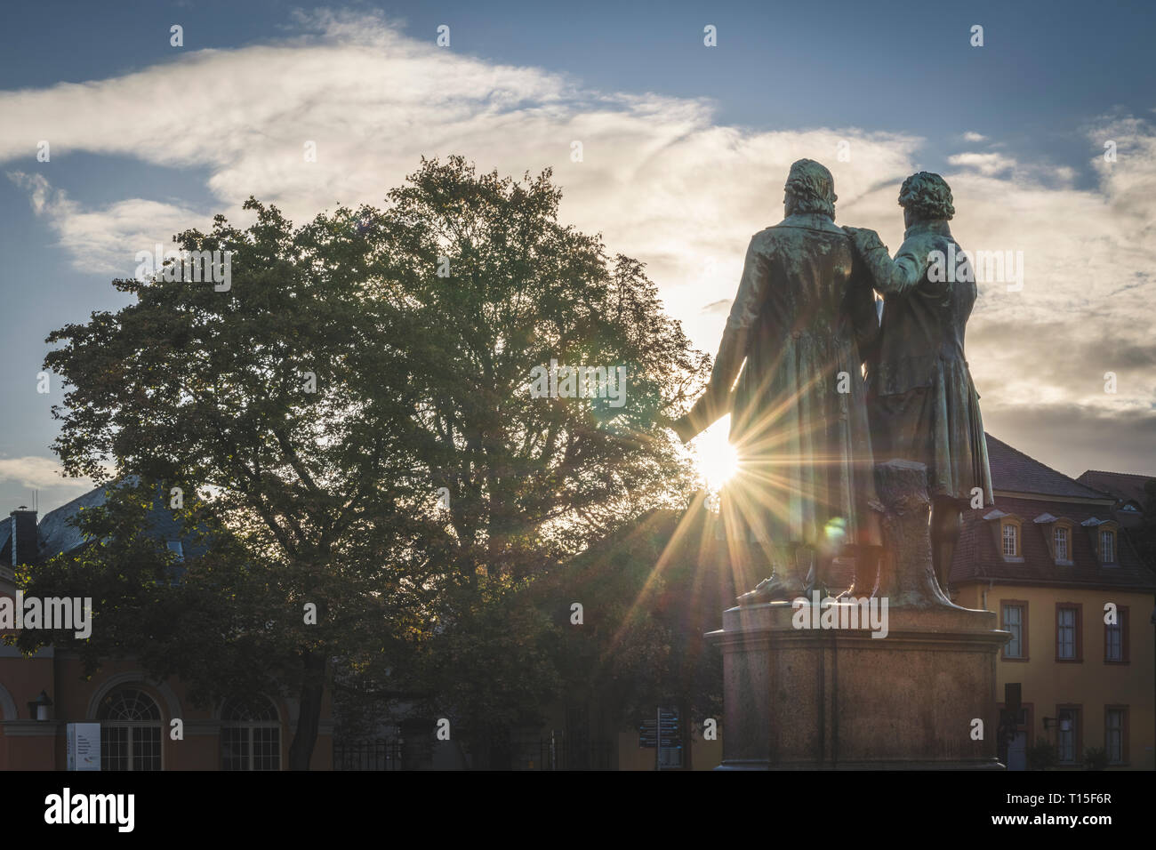 Deutschland, Weimar, bach Blick auf Goethe-Schiller-Denkmal bei Sonnenaufgang Stockfoto