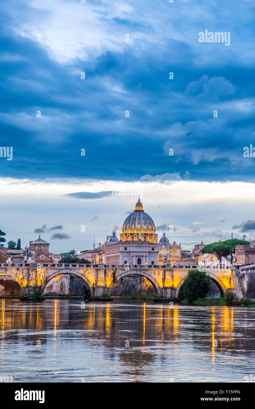 Italien, Rom, Vatikan, Petersdom und Ponte Sant'Angelo am Abend Stockfoto