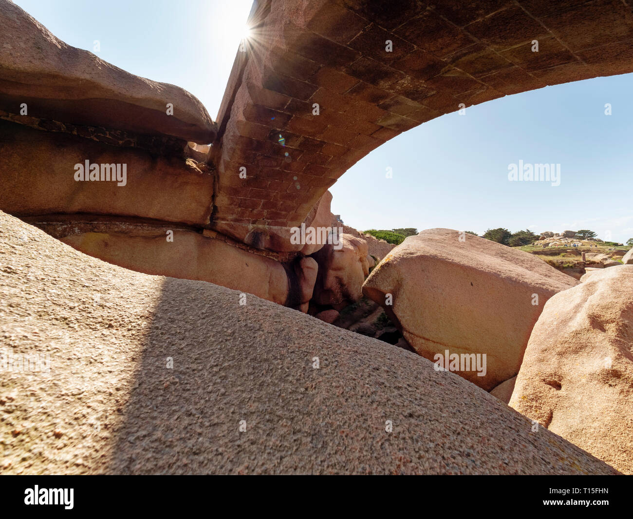 Frankreich, Bretagne, Pleubian, Cote De Granit Rose, arch bei Phare de bedeuten Ruz Stockfoto