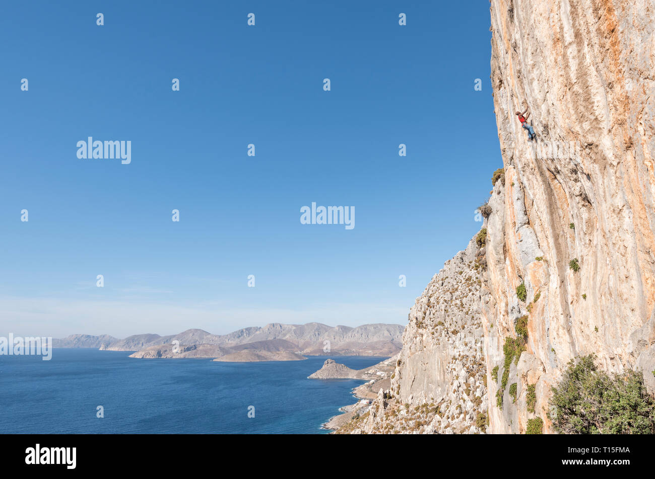 Griechenland, Kalymnos, Kletterer in der Felswand über dem Meer Stockfoto