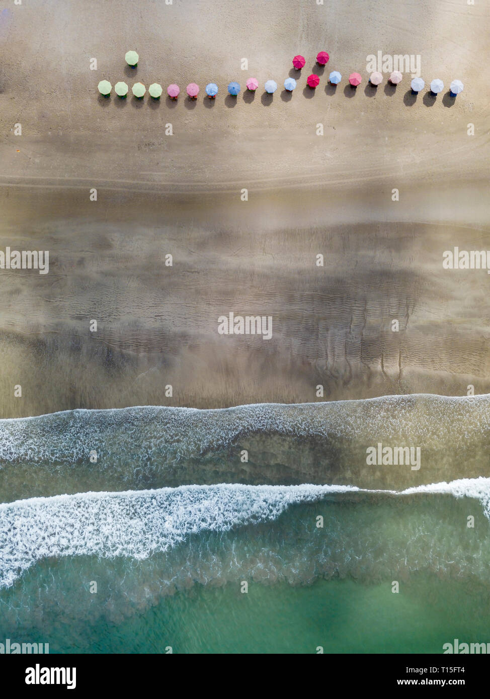 Bali, Kuta Beach, drei Sonnenschirme, Luftaufnahme Stockfoto