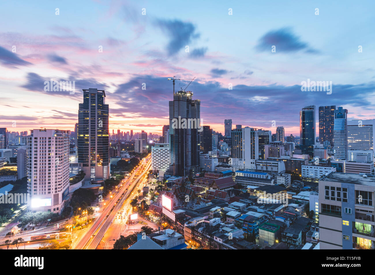Thailand, Bangkok, Luftaufnahme von Autobahn und Wolkenkratzer in der Stadt bei Sonnenaufgang Stockfoto