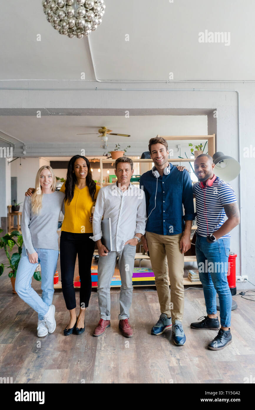 Portrait von zuversichtlich Business Team steht in loft Büro Stockfoto
