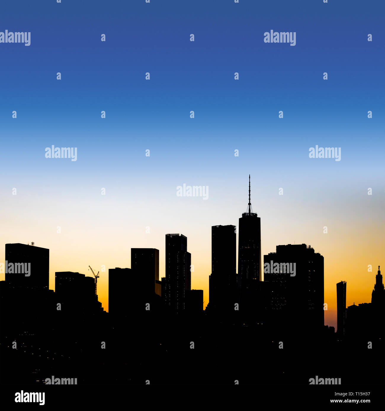 New York City Skyline Silhouette mit bunten leeren Himmel über dem Downtown Manhattan Gebäude in New York. Stockfoto