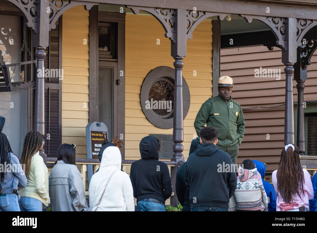 National Park Service Ranger sprechen mit Reisegruppe im Geburtshaus von Martin Luther King, Jr. auf Auburn Avenue in Atlanta, Georgia. (USA) Stockfoto