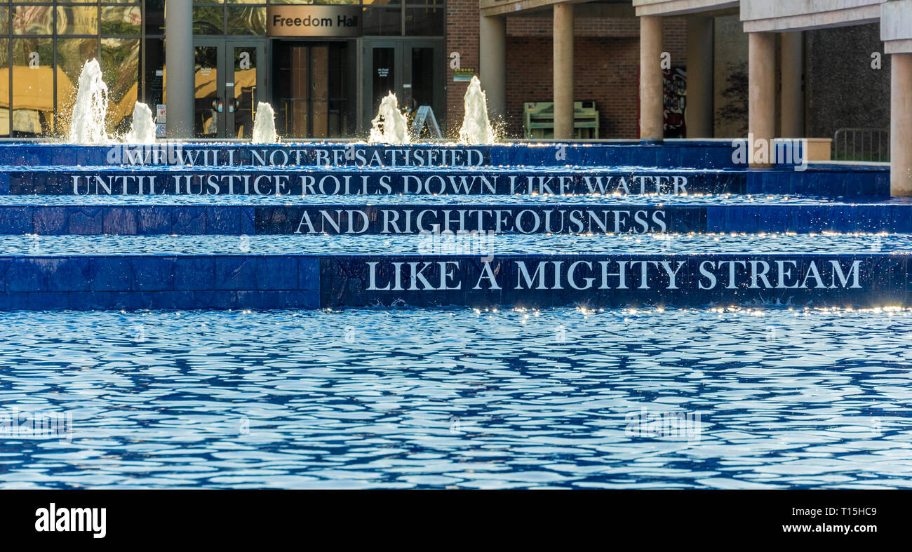 Einen reflektierenden Pool mit Zitat von Martin Luther King, Jr. im King Center, Website der Martin Luther King und Coretta Scott King Grab in Atlanta, GA. Stockfoto
