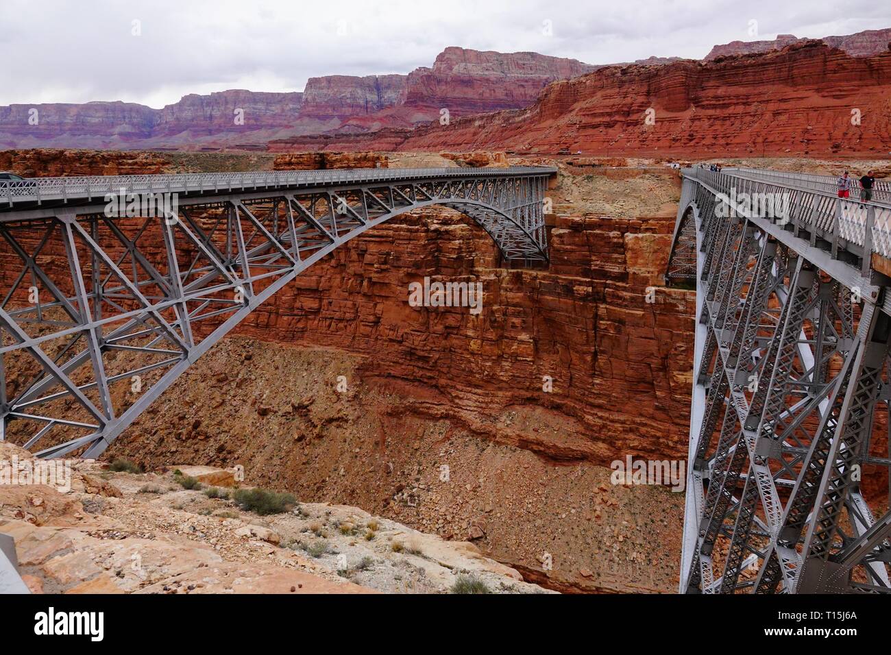 Navajo Bridge ist ein paar Edelstahl brüstungs Bogenbrücken, dass der Colorado River in der Nähe von Lee's Ferry in Arizona. Stockfoto