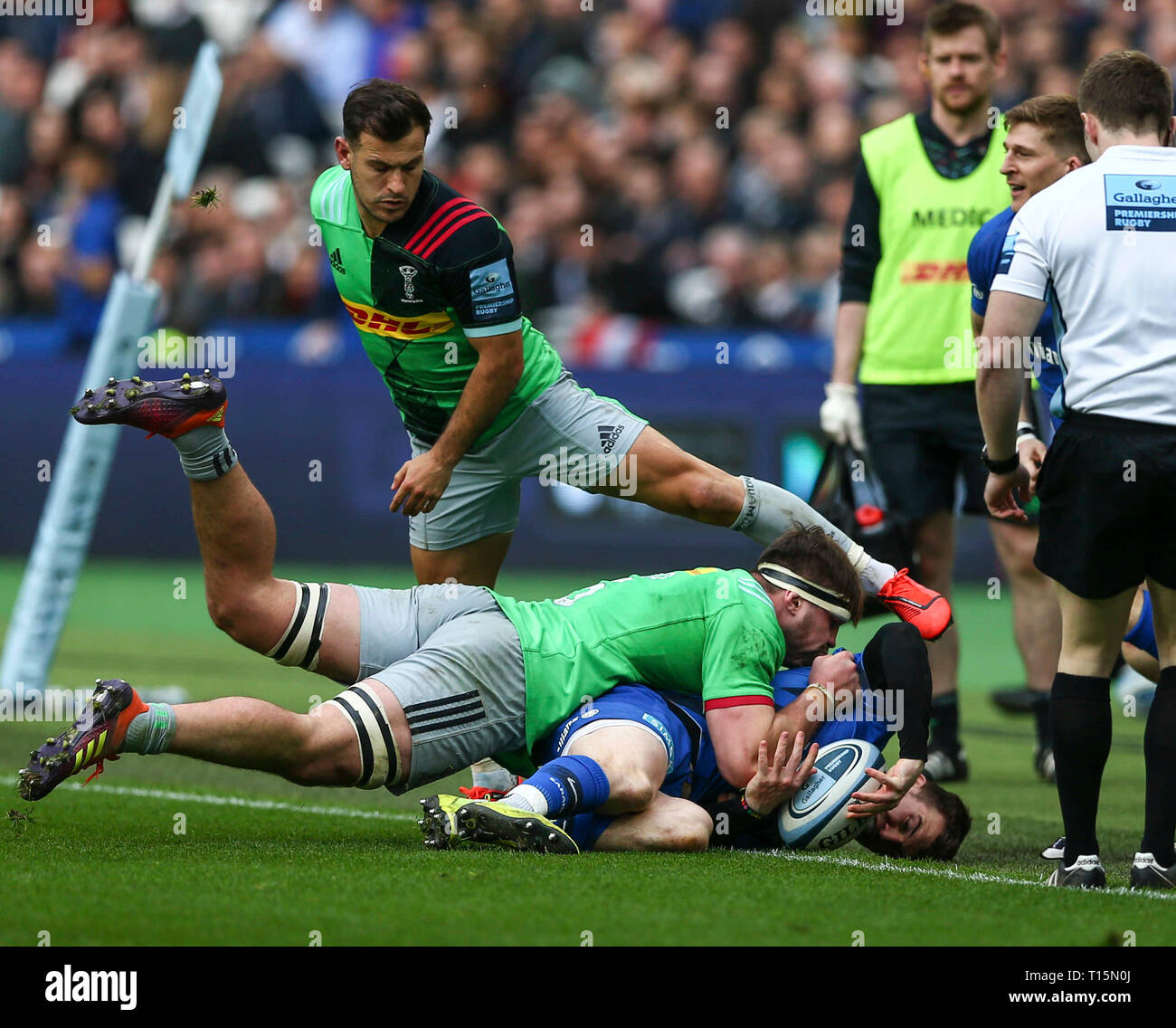 Das Stadion in London, London, Großbritannien. 23 Mär, 2019. Gallagher Premiership Rugby, Sarazenen versus Harlekine; Ben Spencer der Sarazenen ist in Touch in Angriff von Jack Clifford der Harlekine mit Danny Pflege in der Nähe Credit: Aktion plus Sport/Alamy leben Nachrichten Stockfoto