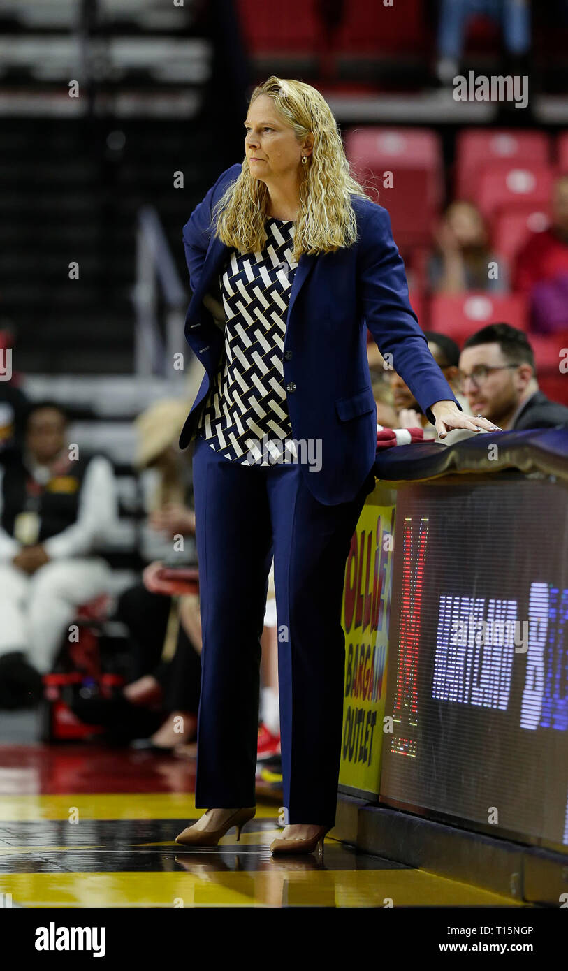 College Park, MD, USA. 23 Mär, 2019. Maryland Dosenschildkröten Haupttrainer Brenda Frese während der ersten Runde des NCAA Meisterschaft das Spiel der Frauen zwischen der Universität von Maryland Dosenschildkröten und die Radford Highlanders an der Xfinity Zentrum in College Park, Md. Justin Cooper/CSM/Alamy leben Nachrichten Stockfoto
